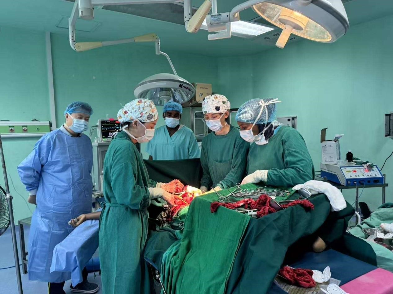 中國(guó)醫(yī)療隊(duì)專家與當(dāng)?shù)蒯t(yī)生協(xié)同手術(shù)。中國(guó)援桑醫(yī)療隊(duì)供圖