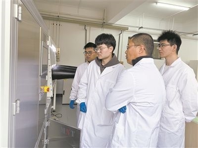 圖為安工大材料科學(xué)與工程學(xué)院碩士研究生余威（右一）在實(shí)驗(yàn)室開(kāi)展研究。安工大供圖