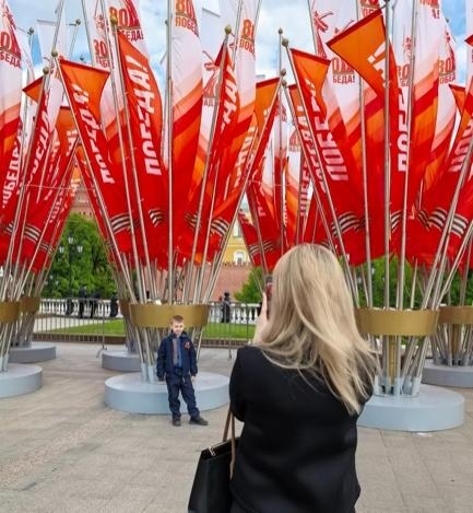 當(dāng)?shù)貢r(shí)間5月7日下午，莫斯科紅場外，紀(jì)念蘇聯(lián)偉大衛(wèi)國戰(zhàn)爭勝利80周年慶典旗幟飄揚(yáng)。