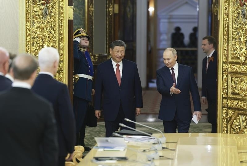 △當(dāng)?shù)貢r間5月8日，俄羅斯總統(tǒng)普京同習(xí)近平主席在莫斯科克里姆林宮舉行會談。這是兩國元首步入會場。