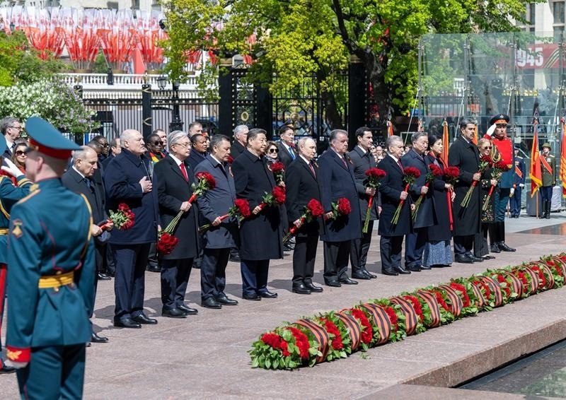 △當(dāng)?shù)貢r間5月9日，紀(jì)念蘇聯(lián)偉大衛(wèi)國戰(zhàn)爭勝利80周年慶典結(jié)束后，習(xí)近平主席同其他國家領(lǐng)導(dǎo)人一起從紅場來到亞歷山大花園，向無名烈士墓獻花，并肅立默哀。