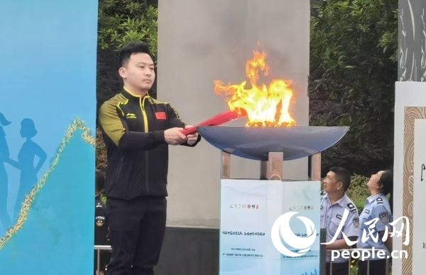 在活動(dòng)開(kāi)幕式上，馮喆點(diǎn)燃火炬。人民網(wǎng)記者 楊磊攝