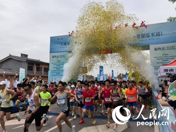 全民健身跑參賽選手沖出起點(diǎn)。人民網(wǎng)記者 楊磊攝