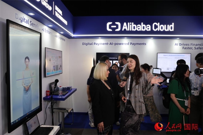 當(dāng)?shù)孛襟w在2025迪拜金融科技峰會的一家中資企業(yè)展廳采訪，張志文攝