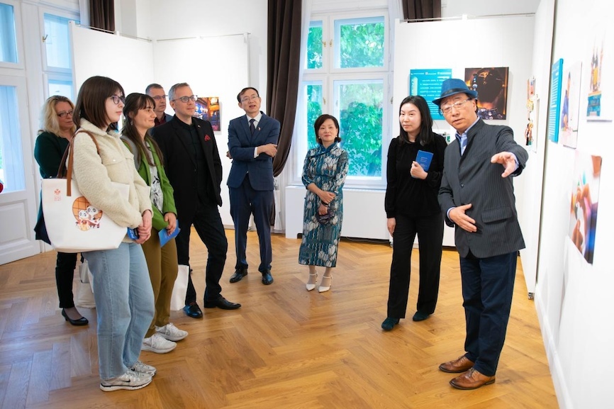 藝術(shù)家李守白現(xiàn)場導(dǎo)覽。圖片由布達(dá)佩斯中國文化中心供圖