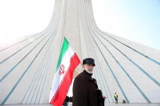 2月10日，在伊朗首都德黑蘭阿扎迪廣場，民眾參加紀(jì)念伊朗伊斯蘭革命勝利46周年集會。新華社記者沙達提攝