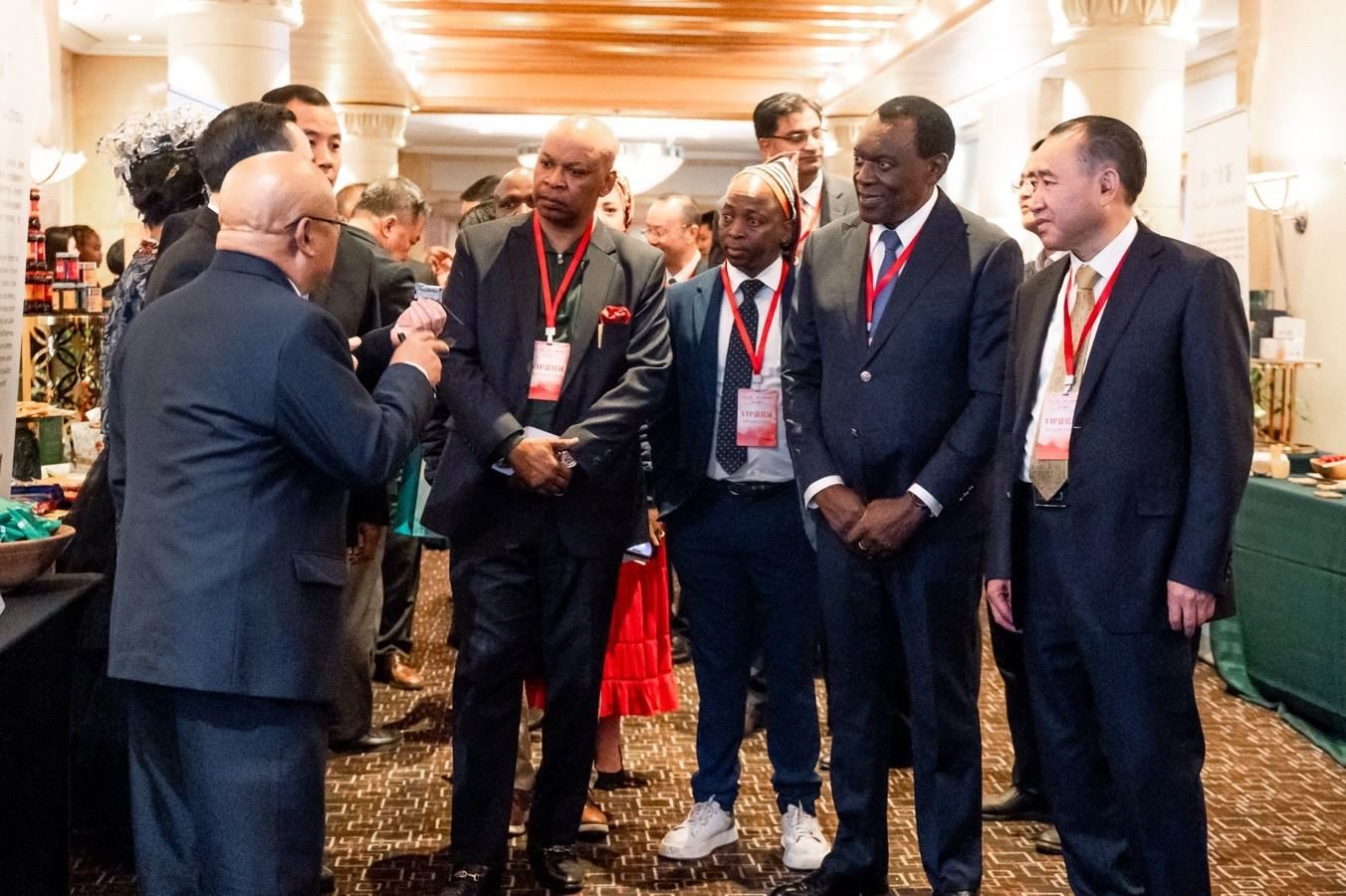 與會嘉賓走訪展臺。南非貴州商會供圖