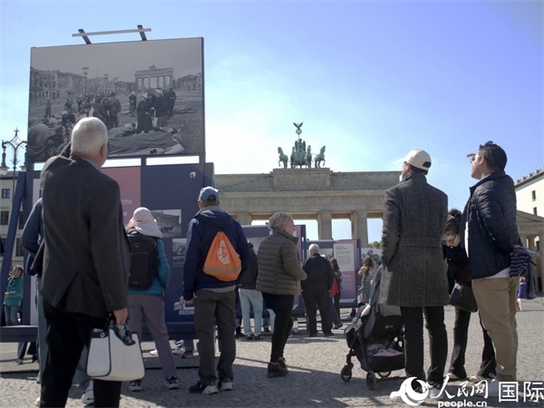 圖為勃蘭登堡門前，市民們在參觀歷史圖片展。人民網(wǎng) 肖晶攝