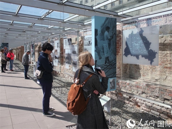 圖為游客們在參觀柏林