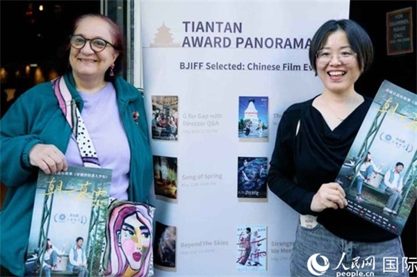 《朝云暮雨》放映前，觀眾前同主辦方互動。楊浩鵬攝