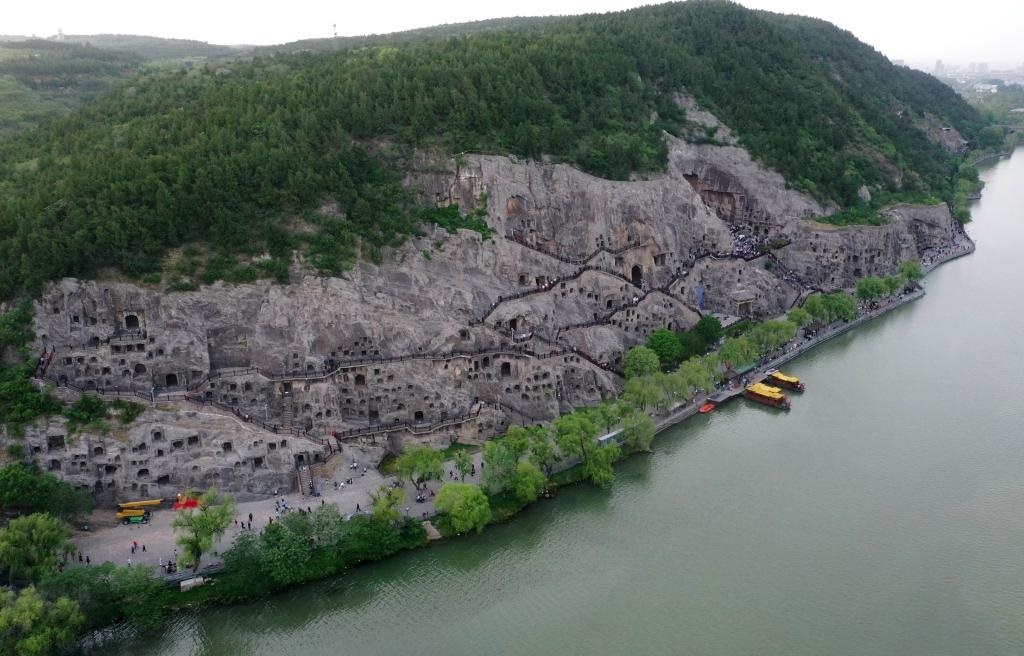 這是近日拍攝的洛陽龍門石窟（無人機(jī)照片）。新華社記者 李嘉南 攝