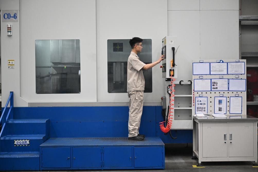 近日，工人在洛陽軸承集團股份有限公司的智能生產(chǎn)線上作業(yè)。新華社記者 李嘉南 攝