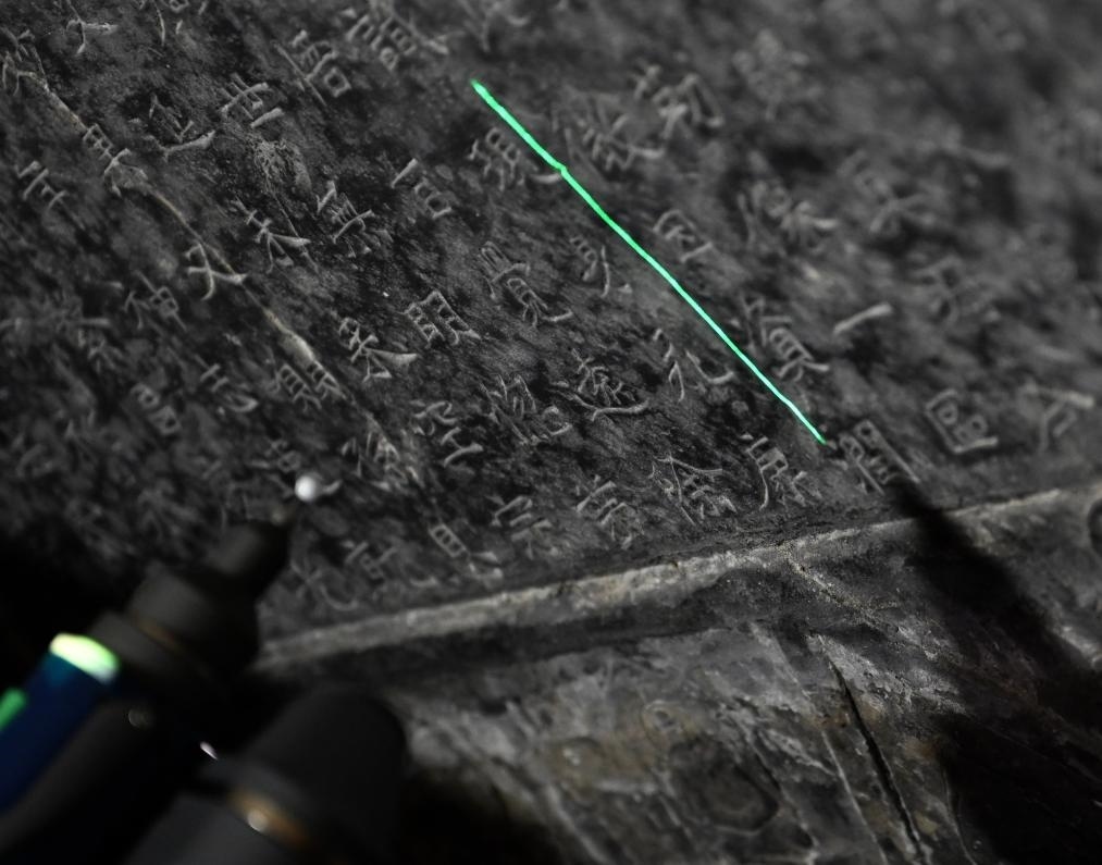 2025年4月9日，龍門石窟研究院工作人員在古陽洞使用關(guān)節(jié)臂掃描儀對(duì)《龍門二十品》之一進(jìn)行數(shù)字化掃描。新華社記者 李嘉南 攝