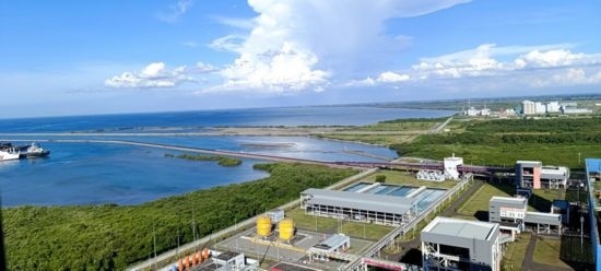 這是5月18日拍攝的紅樹林環(huán)繞的爪哇7號燃煤電站。記者 曹凱 攝