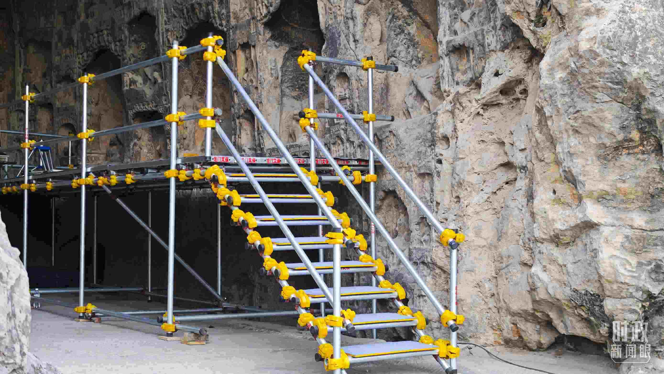 △龍門石窟古陽洞文物修護(hù)現(xiàn)場(chǎng)。（總臺(tái)央廣記者潘毅拍攝）