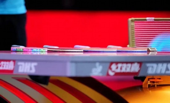 王楚欽的球拍為最右側(cè)那支。