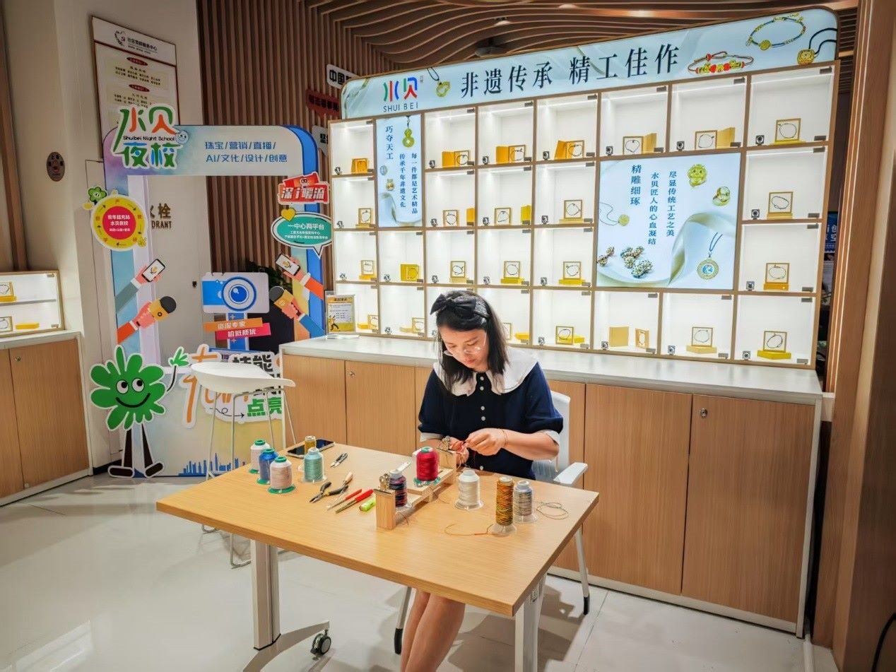 水貝夜校學(xué)員正在展示手工編繩過程。人民網(wǎng) 肖聰聰攝