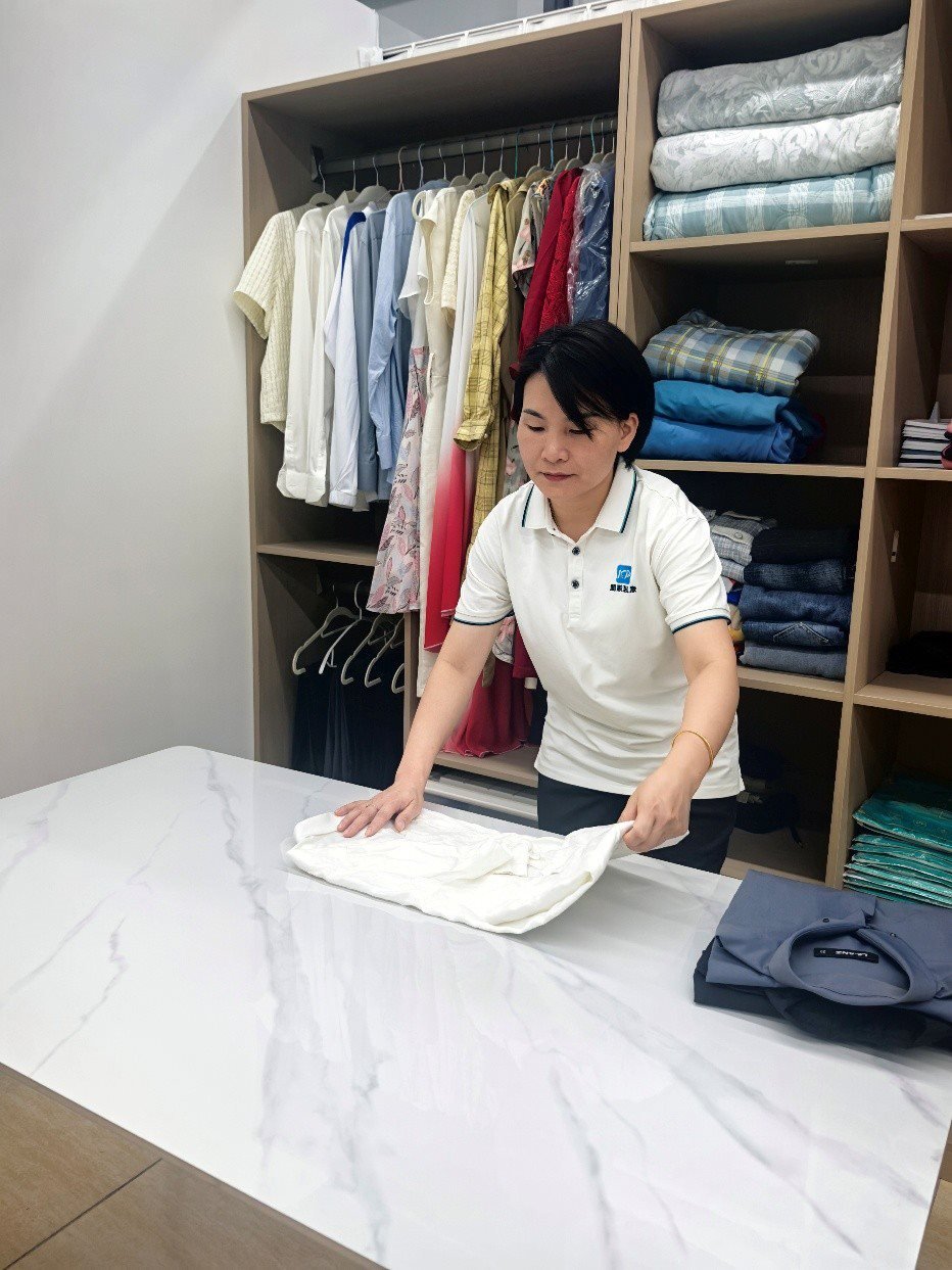 劉水金正在客戶家中做衣柜整理收納工作。受訪者供圖