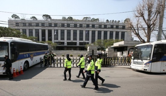 4月3日，在韓國(guó)首爾，警察在韓國(guó)憲法法院前執(zhí)勤。新華社記者姚琪琳攝