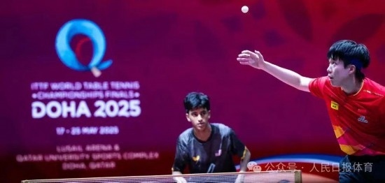 5月17日，王楚欽在比賽中發(fā)球。