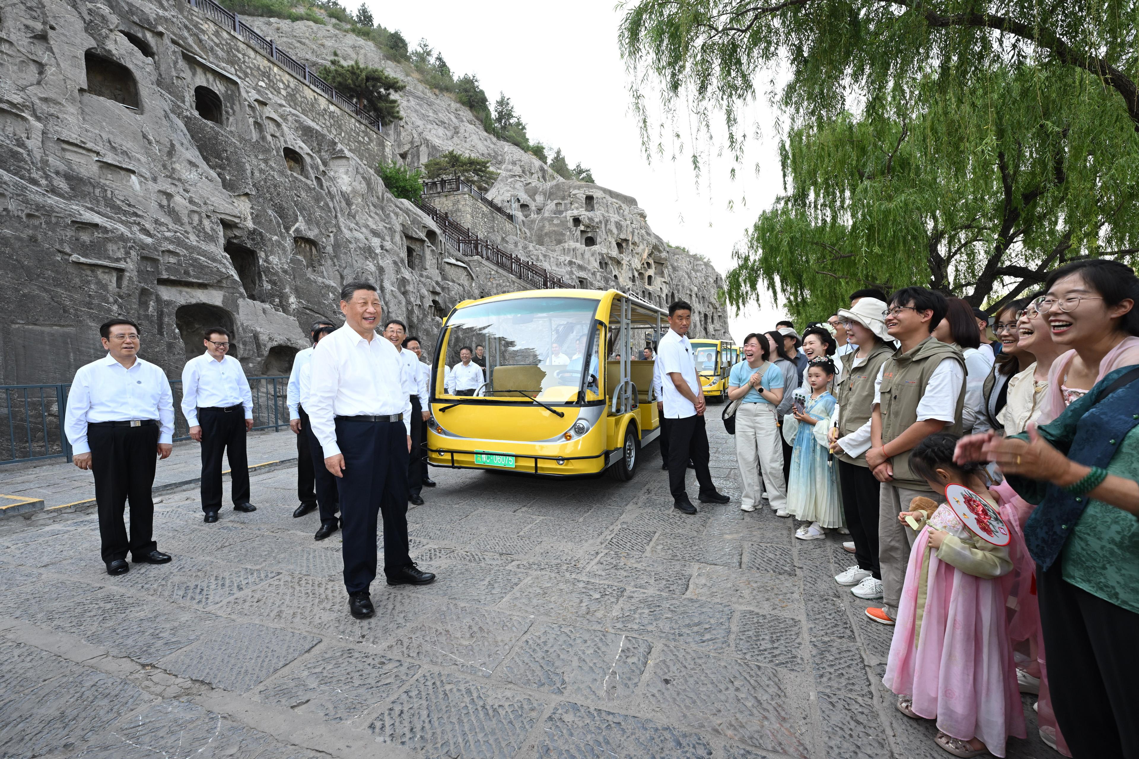 2025年5月19日，習(xí)近平總書記在洛陽龍門石窟考察時，同游客親切交流。
