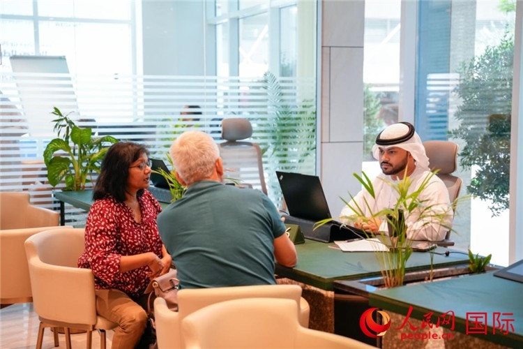 在阿治曼自由區(qū)一站式服務(wù)中心內(nèi)，工作人員為客商辦理業(yè)務(wù)。人民網(wǎng) 塔里克·易卜拉欣攝