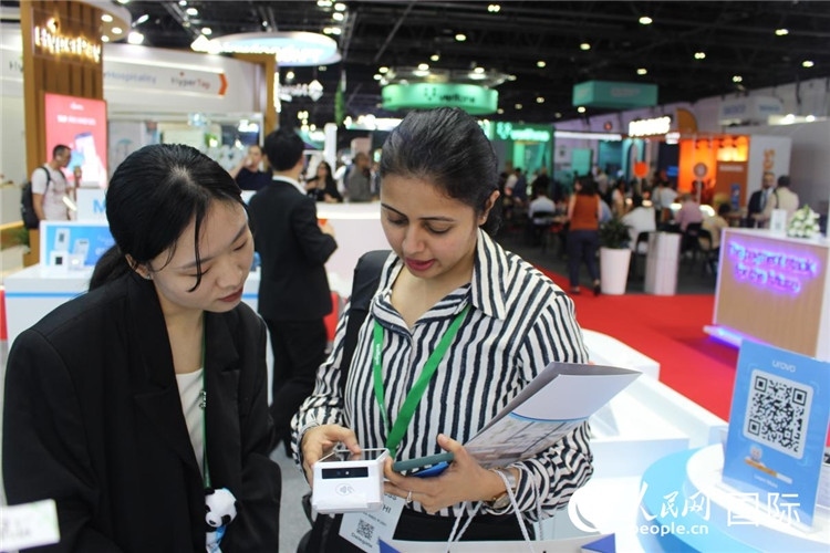 中外嘉賓交流。人民網(wǎng) 杰勒德·阿勒費(fèi)爾攝