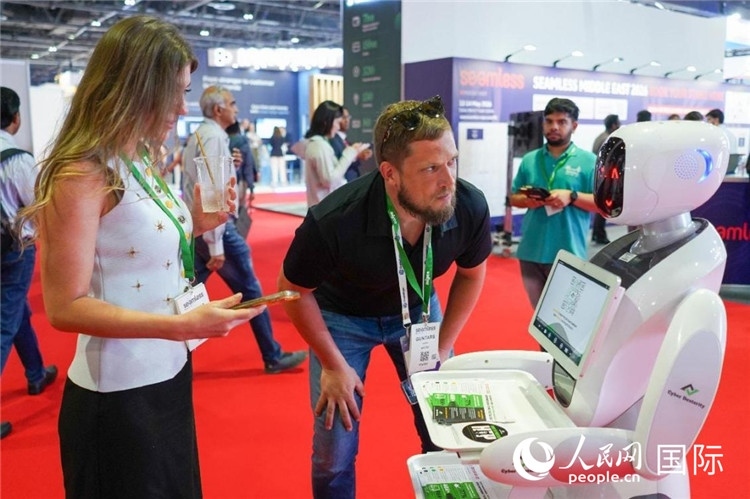 會(huì)上展示的電子支付機(jī)器人。人民網(wǎng) 塔里克·易卜拉欣攝