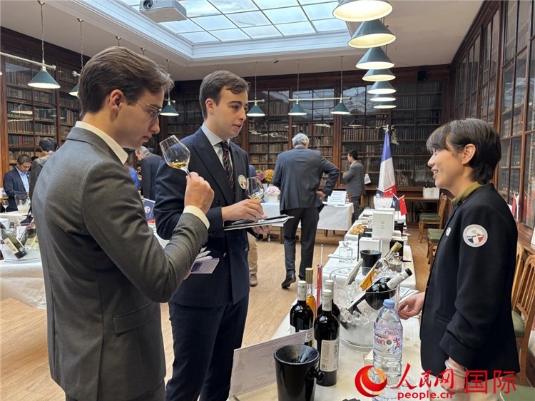 法國嘉賓與參展云南企業(yè)代表交流。人民網(wǎng)記者 于超凡攝