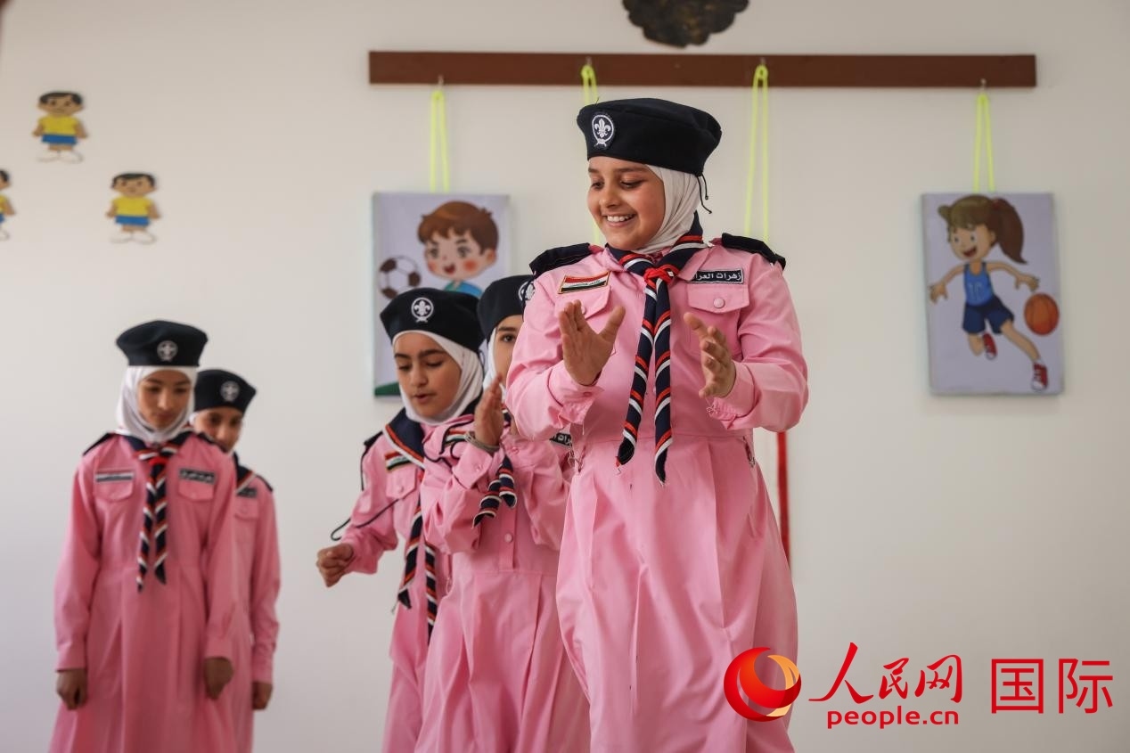 阿爾穆塔?阿里卡特國際學(xué)校的學(xué)生在展示課間活動。人民網(wǎng)記者 薛丹攝