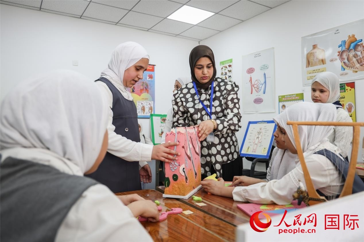 圖為阿爾·圖拉女子學(xué)校學(xué)生在上生物課。人民網(wǎng)記者 薛丹攝