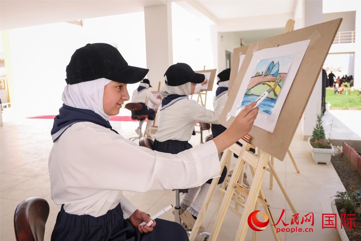 圖為阿爾·圖拉女子學(xué)校學(xué)生在上美術(shù)課。人民網(wǎng)記者 薛丹攝