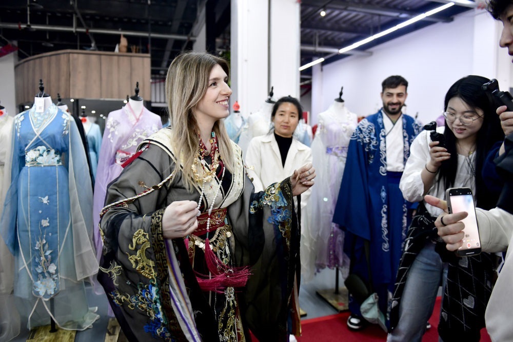 2025年4月8日，參加曹縣漢服文化節(jié)的意大利嘉賓卡米拉在試穿漢服。新華社記者郭緒雷 攝