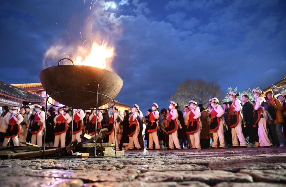 2025年1月11日，游客和居民在麗江古城打跳游玩。（趙慶祖攝）