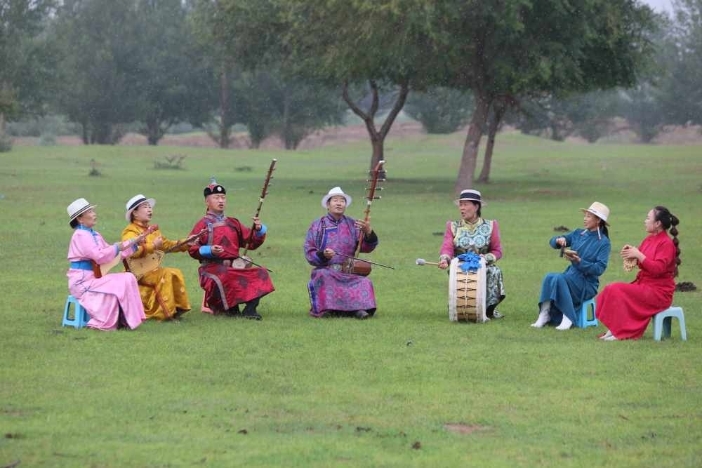 2024年7月16日，《格薩（斯）爾》史詩(shī)說(shuō)唱傳承人在內(nèi)蒙古赤峰市巴林右旗戶(hù)外表演。（胡斯楞攝）