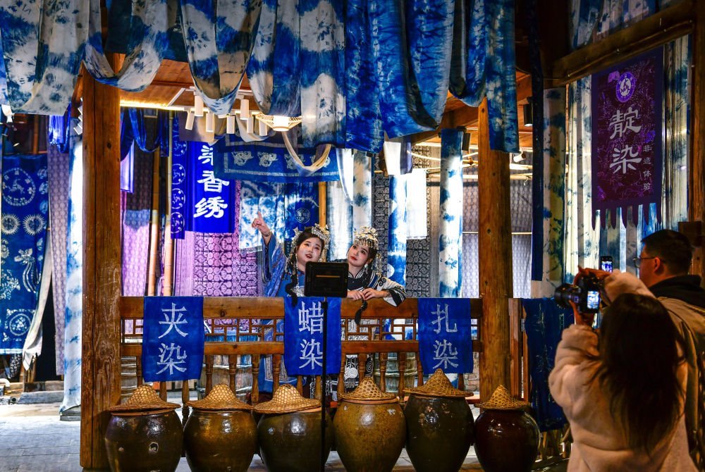 2025年3月17日，游客在貴州省黎平縣肇興侗寨里留影。新華社記者楊文斌 攝