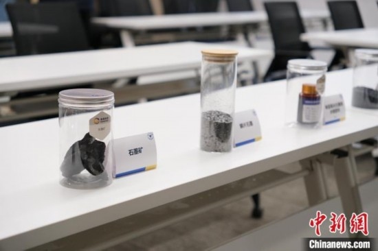 5月20日，浙大高分子科學(xué)與工程學(xué)系內(nèi)擺放著石墨礦等。 曹丹 攝