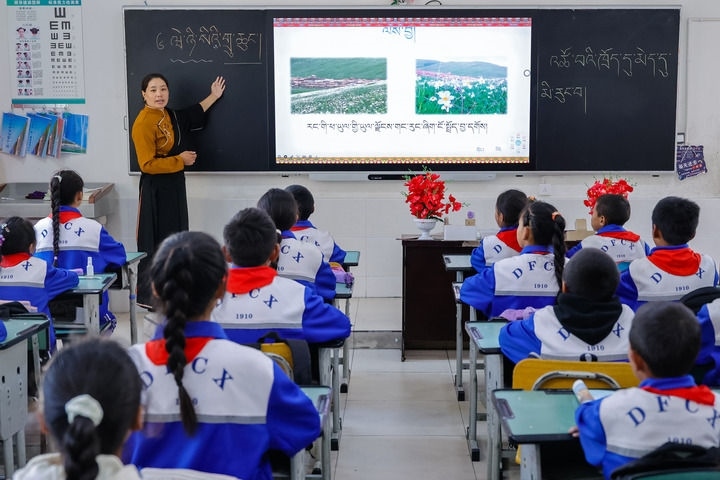2024年9月27日，在四川省甘孜藏族自治州道孚縣城關(guān)第一完全小學(xué)，采取“藏加模式”教學(xué)的五年級一班的藏語文課上，準(zhǔn)木周老師指導(dǎo)藏族學(xué)生以家鄉(xiāng)草原風(fēng)物為主題寫作藏語文作文。新華社記者 沈伯韓 攝
