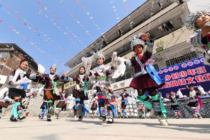 2025年3月25日，廣西柳州市融水苗族自治縣桿洞鄉(xiāng)中心小學(xué)學(xué)生在跳蘆笙踩堂舞。新華社記者 黃孝邦 攝