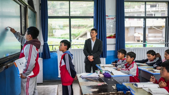 2024年11月21日，在地處烏蒙山區(qū)的貴州省六盤水市水城區(qū)亮巖小學(xué)，學(xué)生在供暖的教室內(nèi)學(xué)習(xí)。新華社記者 陶亮 攝