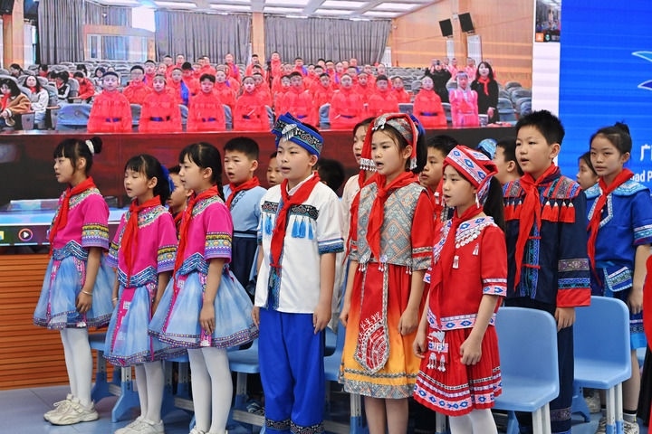 2025年3月28日，在“壯蒙一家親 共筑中國夢”手拉手主題云隊會上，廣西南寧市濱湖路小學(xué)四（1）中隊隊員通過網(wǎng)絡(luò)和內(nèi)蒙古鄂爾多斯東勝區(qū)第十二小學(xué)四（9）中隊隊員一起唱《中國少年先鋒隊隊歌》。新華社記者 周華 攝