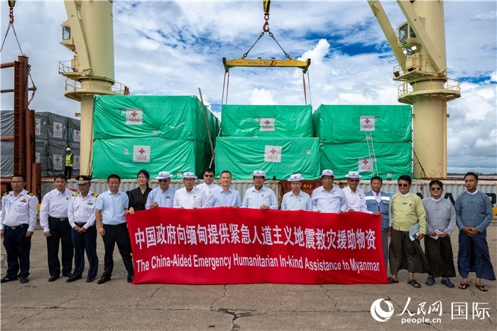 5月25日，中國駐緬甸大使館參贊歐陽道冰、仰光省首席部長梭登及緬有關(guān)部門官員出席援緬第十五批緊急人道主義地震救災(zāi)物資交接儀式。人民網(wǎng)記者謝佳君攝