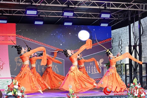 美因河畔的舞臺(tái)上中國(guó)傳統(tǒng)舞蹈精彩上演。人民網(wǎng) 依琳攝