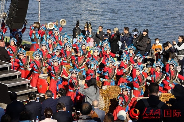 龍舟賽開幕式上，《楊家將戰(zhàn)鼓》演奏引爆全場(chǎng)。人民網(wǎng) 依琳攝