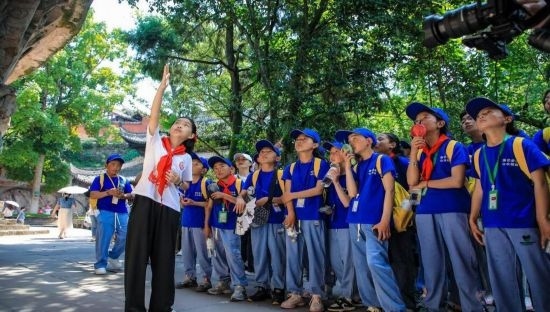 石刻小導(dǎo)游稅明潔為西藏小朋友志愿解說。