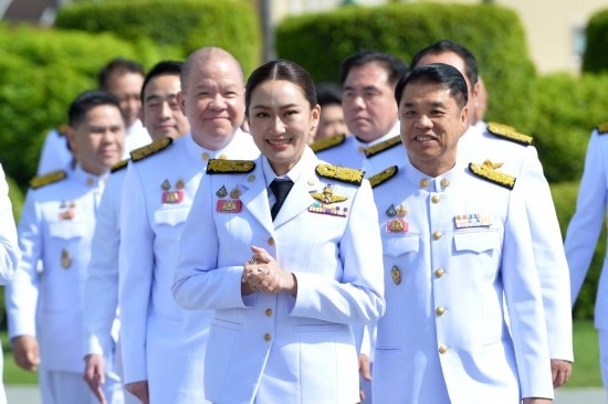 2024年9月7日，泰國總理佩通坦·欽那瓦（前中）及新一屆內(nèi)閣成員在位于首都曼谷的總理府與媒體見面。新華社發(fā)（拉亨攝）