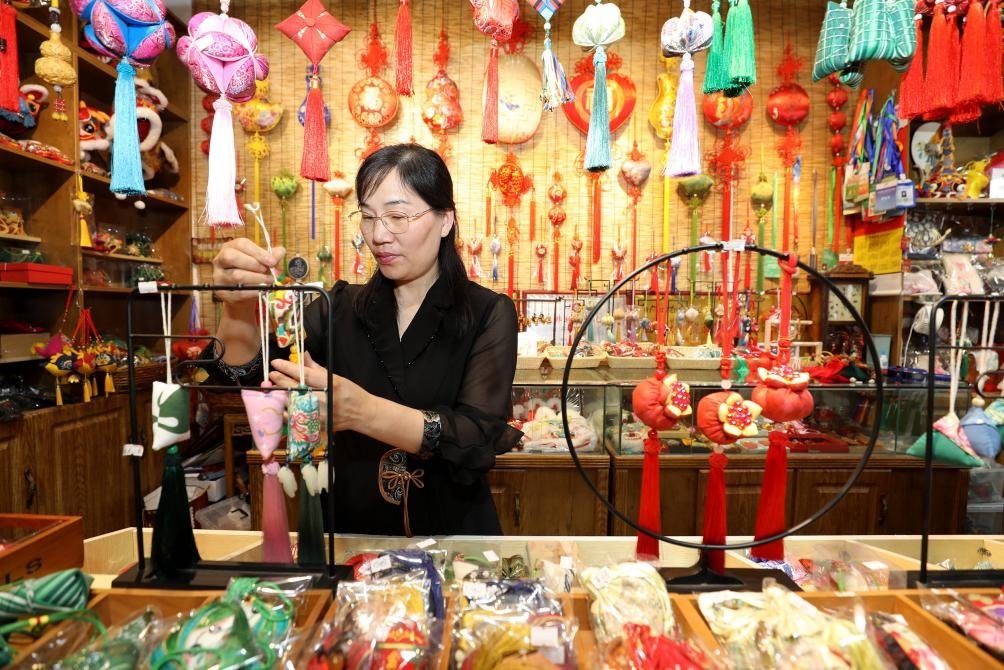 2025年5月25日，安徽省淮北市，非遺香包上貨架。（圖片來(lái)源：視覺(jué)中國(guó)）