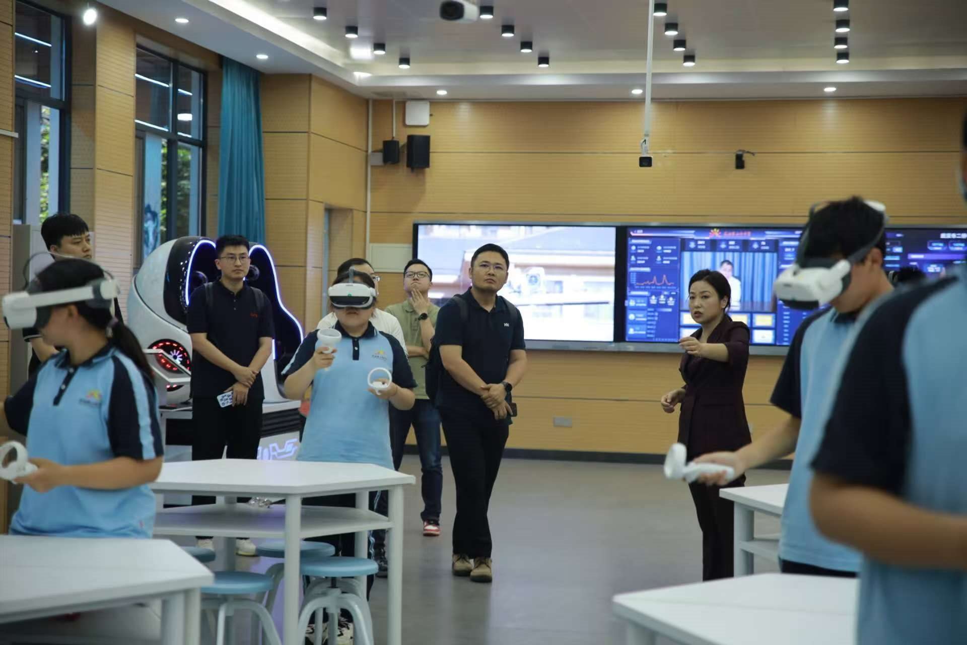 二橋中學(xué)學(xué)生在應(yīng)用VR設(shè)備學(xué)習。主辦方供圖
