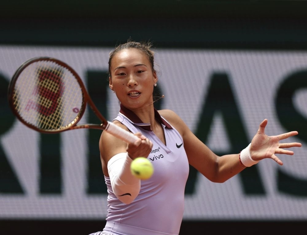 6月1日，鄭欽文在比賽中回球。新華社記者 李京 攝