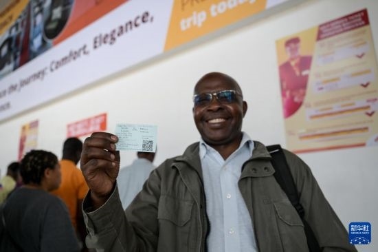 5月31日，在蒙內(nèi)鐵路內(nèi)羅畢站，一名前往蒙巴薩的乘客展示車票。新華社記者 楊光 攝